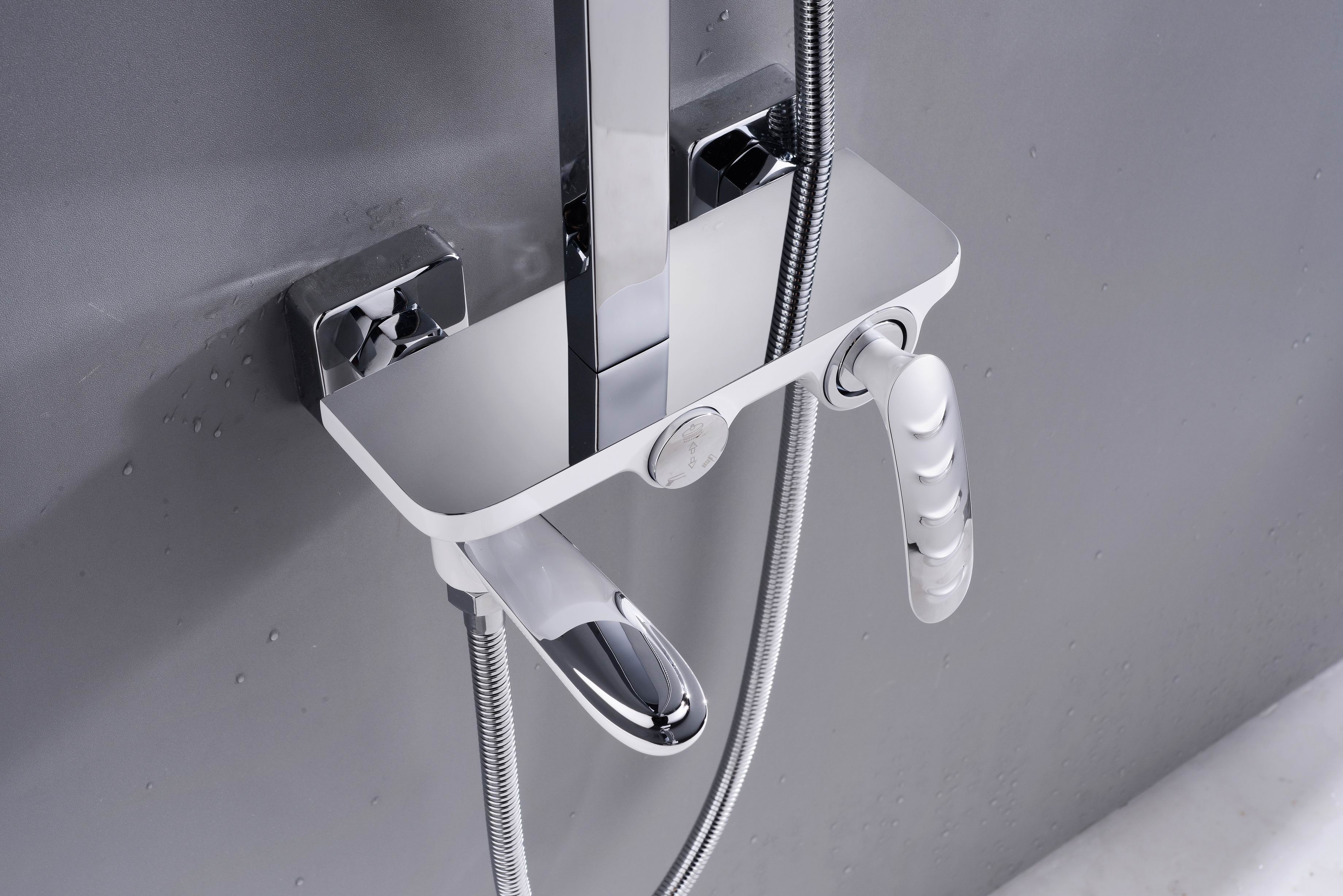Poignée simple de mélangeur blanc de douche de pluie carrée contemporaine réglée pour la salle de bains