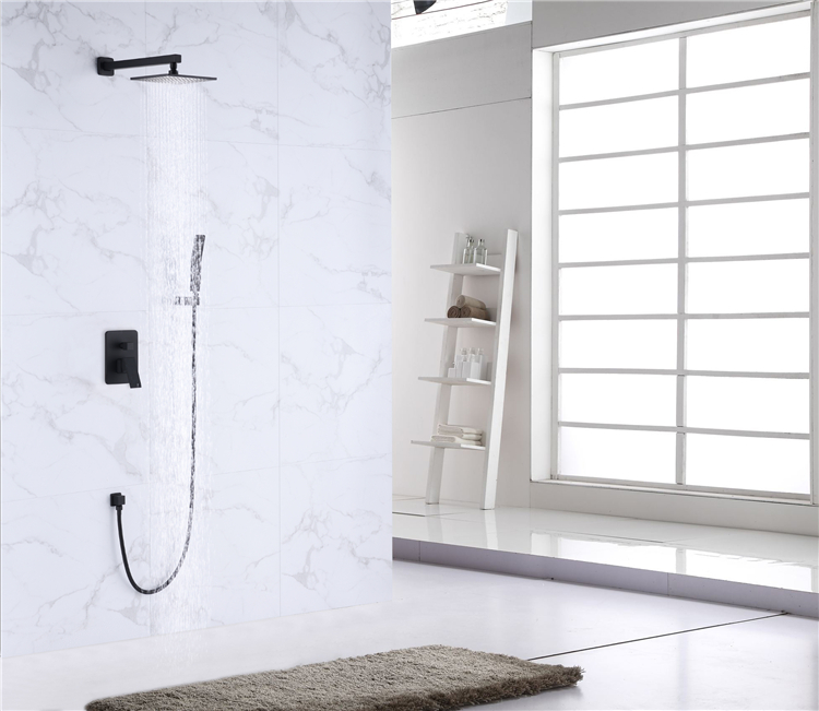 Systèmes de douche de luxe dissimulés modernes avec pommeau de douche à effet pluie et kit combiné de douche à main