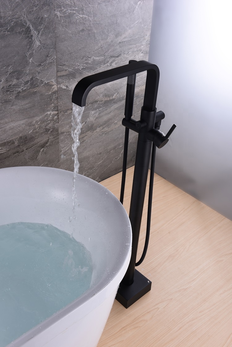 Robinet de baignoire autoportant Robinets de douche de baignoire sur pied noir avec pulvérisateur à main