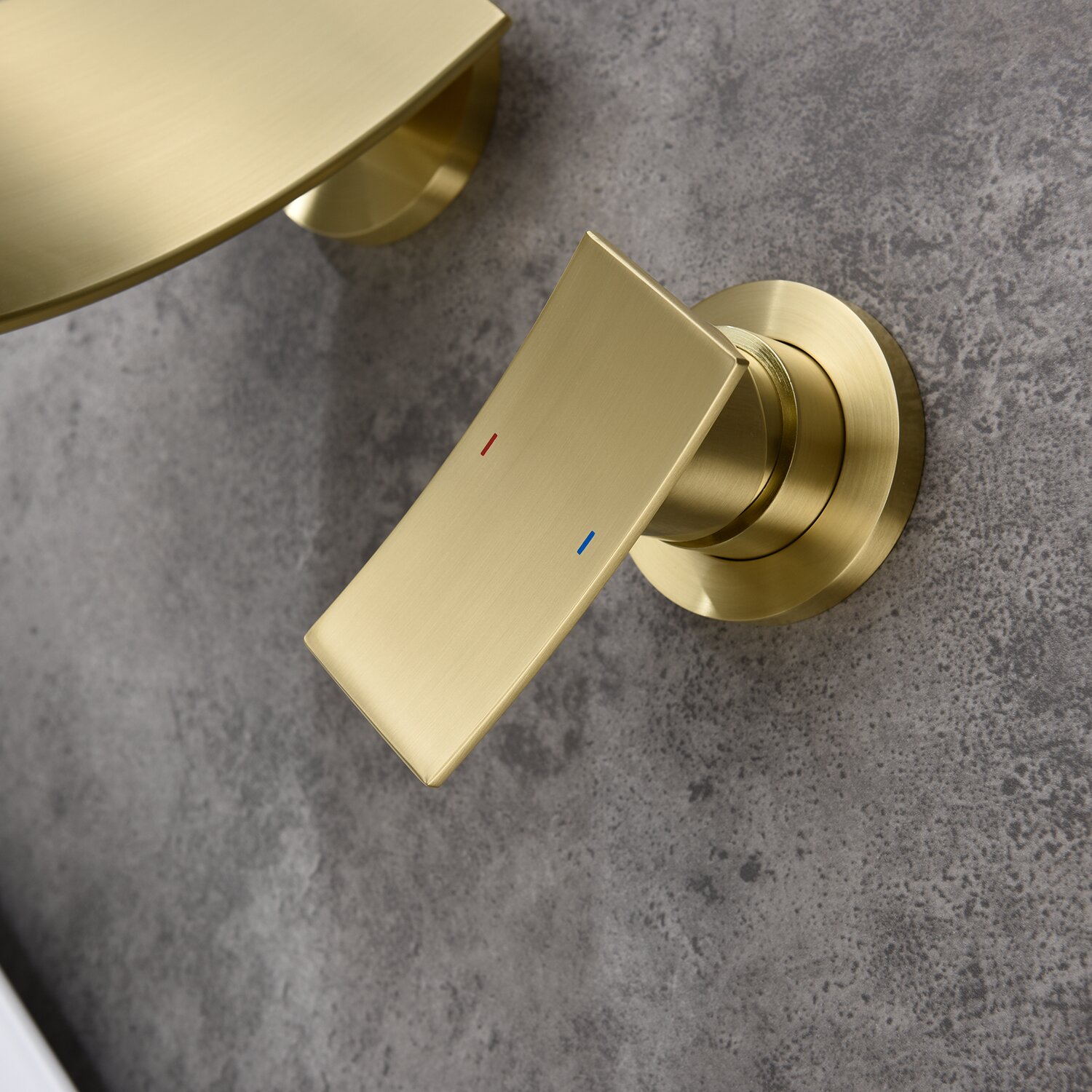 Mitigeur chaud et froid du robinet d'eau en or brossé à une poignée caché dans le robinet de lavabo dissimulé fixé au mur