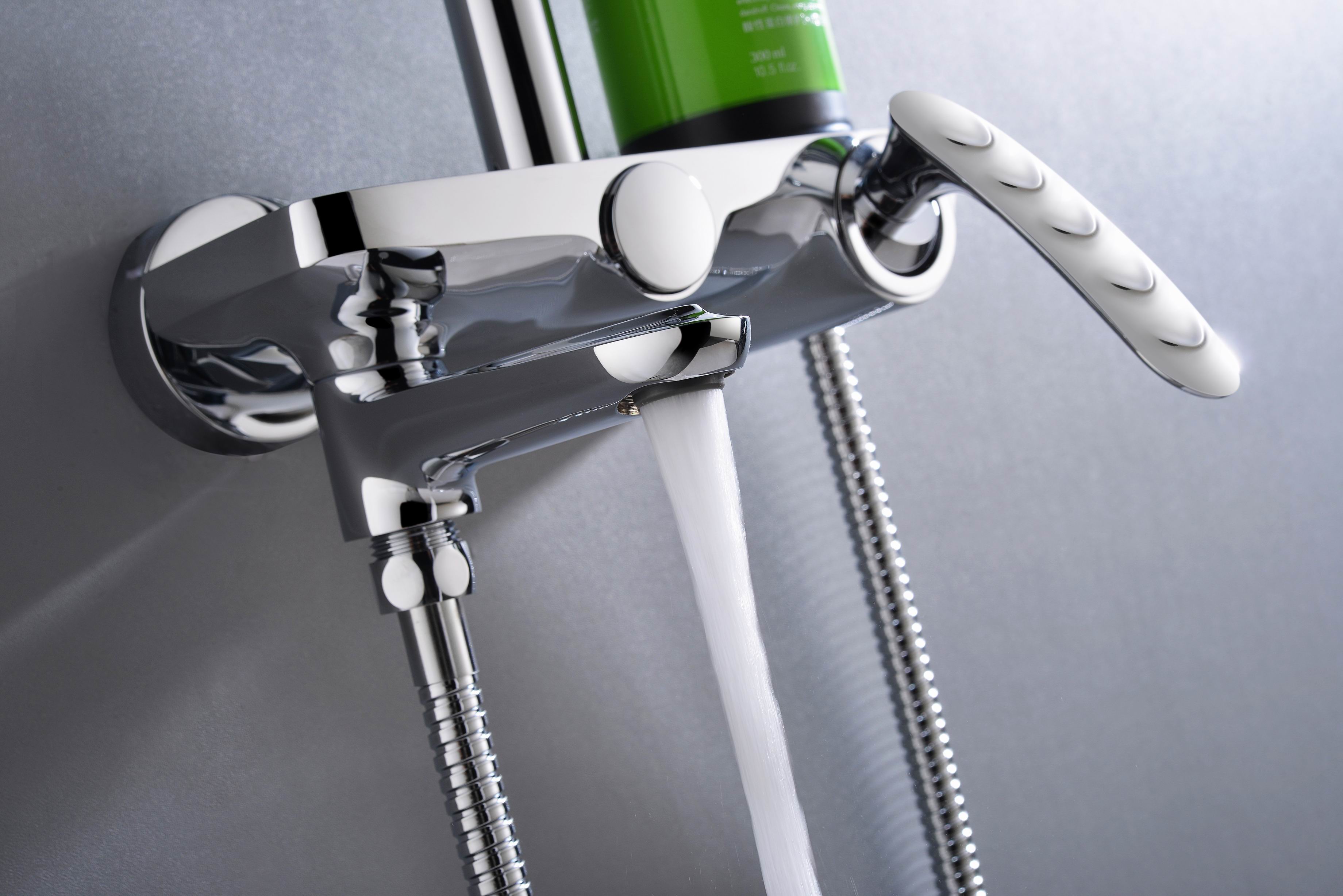 La douche en laiton ronde de salle de bains de Rainshower place la douche à fermeture automatique de poignée spéciale