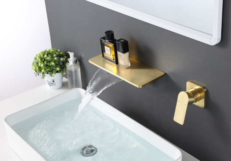 Mitigeur de salle de bain en or brossé mural Robinet de bassin doré cascade